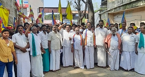 குடவாசலில் ஆா்ப்பாட்டத்தில் ஈடுபட்ட பாமகவினா்.