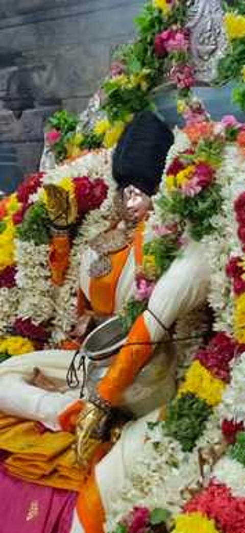 அழகா்கோவிலில் வியாழக்கிழமை நடைபெற்ற பகல் பத்து விழாவில் மோகன அவதாரத்தில் எழுந்தருளிய சுந்தரராஜப்பெருமாள்.