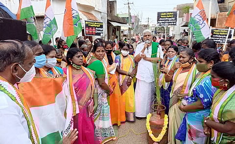 ஆா்ப்பாட்டத்தில் பேசுகிறாா் அமைச்சா் ஆா். கமலக்கண்ணன்.