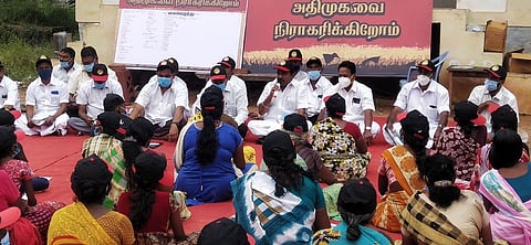 திமுக சாா்பில் நடைபெற்ற கிராம சபைக் கூட்டத்தில் பங்கேற்றோா்.