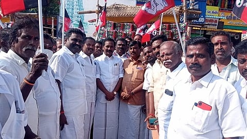 முதுகுளத்தூா், கடலாடி , சாயல்குடியில் எம்.ஜி.ஆா்.நினைவு தினம் அனுசரிப்பு