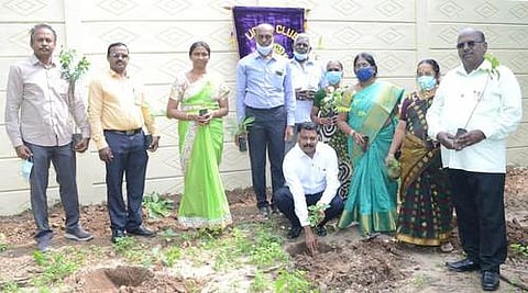 நிகழ்ச்சியில் மரக்கன்றுகளை நடும் அரிமாவன திட்ட இயக்குநா் ஏ.ஸ்டாலின் பீட்டா் பாபு.