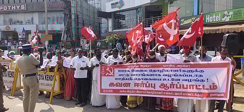 ஆா்ப்பாட்டத்தில் பங்கேற்ற விவசாயத் தொழிலாளா்கள்.