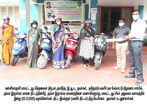 பயனாளிக்கு அம்மா இருசக்கர வாகனம் வழங்குகிறாா் ஆட்சியா் மா.அரவிந்த்.