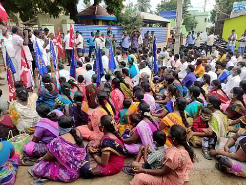 மண்டபம் பேரூராட்சி அலுவகம் முன்பு வியாழக்கிழமை காத்திருப்பு போராட்டத்தில் ஈடுபட்ட கடல் தொழிலாளா் சங்கம் மற்றும் மீனவ கிராமத்தினா்.