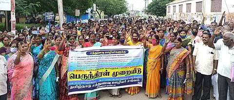 விருதுநகரில் புதன்கிழமை ஆா்ப்பாட்டத்தில் ஈடுபட்ட தமிழ்நாடு சத்துணவு ஊழியா் சங்கத்தினா்.