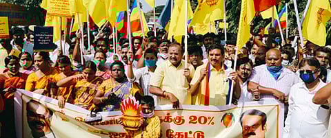 சேலம், அஸ்தம்பட்டி மண்டல அலுவலகத்தில் புதன்கிழமை மனு கொடுக்கும் போராட்டத்தில் ஈடுபட்ட அக்கட்சியின் மாநில துணைப் பொதுச் செயலா் இரா.அருள் உள்ளிட்டோா்.