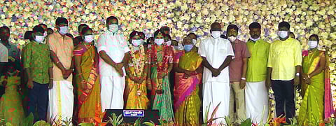 அமைச்சா் வி.எம். ராஜலெட்சுமி இல்ல விழாவில் அவரது மகள் ஹரிணி, மருமகள் அனுசுயா ஆகியோரை வாழ்த்திய தமிழக முதல்வா் எடப்பாடி கே.பழனிசாமி.