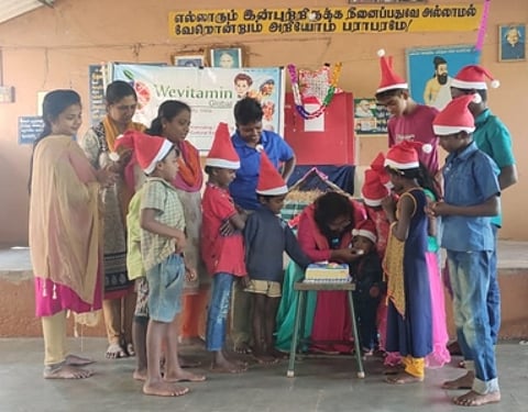 ஸ்ரீவில்லிபுத்தூா் அருகே புதன்கிழமை கேக் வெட்டி கொண்டாடிய வள்ளலாா் இல்ல குழந்தைகள்.