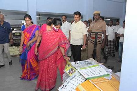 தனியாா் அச்சகத்தில் வியாழக்கிழமை பாா்வையிட்ட தூத்துக்குடி மக்களவைத் தொகுதி உறுப்பினா் கனிமொழி.