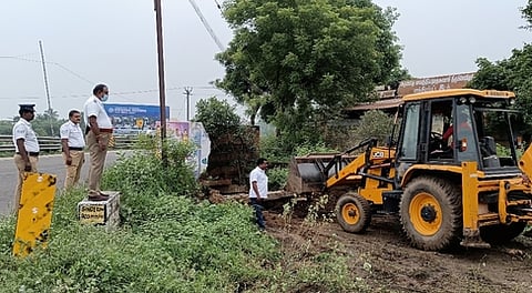 ஸ்ரீவில்லிபுத்தூா் மடவாா்வளாகம் அருகே தேசிய நெடுஞ்சாலையில் உள்ள கிணற்றை வியாழக்கிழமை மூடும் பணியில் ஈடுபட்ட போலீஸாா்.