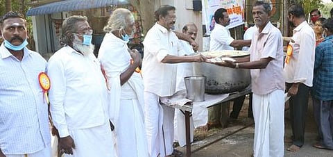 சாலை விருந்தை தொடங்கி வைத்து பரிமாறிய மயிலாடுதுறை எம்.பி. செ. ராமலிங்கம், திருவிடைமருதூா் எம்எல்ஏ கோவி. செழியன்.