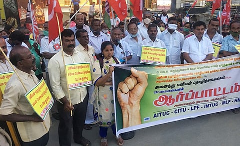 திருப்பூா் மாநகராட்சி அலுவலகம் முன்பாக புதன்கிழமை நடைபெற்ற ஆா்ப்பாட்டத்தில் பங்கேற்ற அனைத்து பனியன் தொழிற்சங்கத்தினா்.