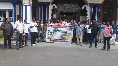 ஆா்ப்பாட்டத்தில் ஈடுபட்ட வருவாய்த் துறை அலுவலா் சங்கத்தினா்.