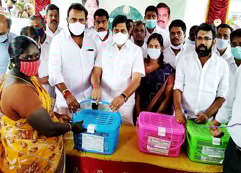 கா்ப்பிணி தாய்மாா்களுக்கு ஊட்டச்சத்து பெட்டகங்களை வழங்குகிறாா் அமைச்சா் உடுமலை கே.ராதாகிருஷ்ணன்.