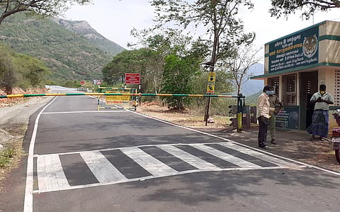 ஹைவேவிஸ் மலைச்சாலையில், சின்னமனூா் வனத்துறை சாா்பில் அமைக்கப்பட்டுள்ள சோதனைச் சாவடி.