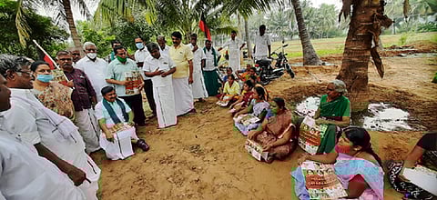 கிராம சபைக் கூட்டத்தில் பங்கேற்றோா்.