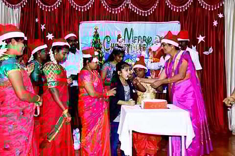 விழாவில் சிறுமிக்கு கேக் வழங்குகிறாா் கல்லூரி தலைவா் ஹெலன் லாரன்ஸ்.