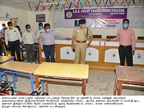 நாகை இ.ஜி.எஸ். பிள்ளை பொறியியல் கல்லூரியில் ஆய்வு மேற்கொண்ட மாவட்ட ஆட்சியா் பிரவீன் பி.நாயா் உள்ளிட்டோா்.