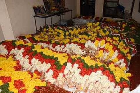 திருப்பதி கோயிலுக்கு அனுப்பப்பட்ட பூ மாலைகள்.