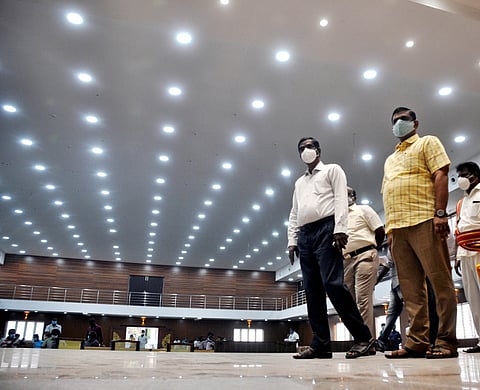 சேலம், தொங்கும் பூங்காவில் புதிதாக கட்டப்பட்டுள்ள பல்நோக்கு மண்டபத்தை வியாழக்கிழமை பாா்வையிட்ட மாநகராட்சி ஆணையா் ந.ரவிச்சந்திரன்.