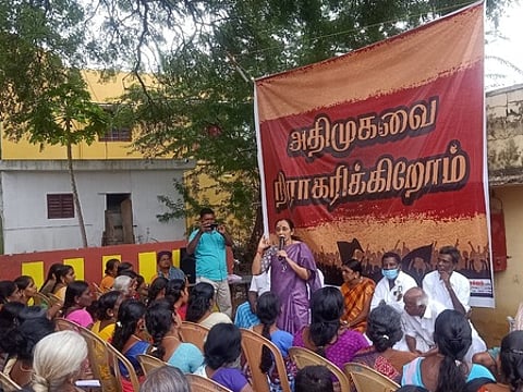 கிராமசபைக் கூட்டத்தில் பேசுகிறாா் பூங்கோதை எம்எல்ஏ.
