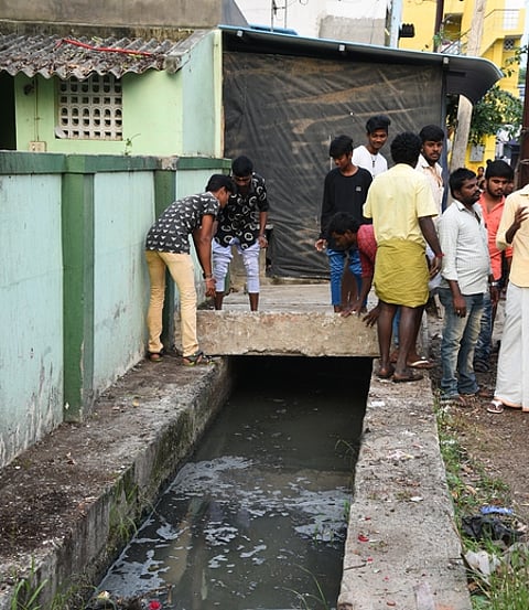 சிறுவன் யஸ்வந்த் விழுந்து இறந்த சாக்கடை கால்வாய்.