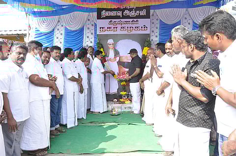 கிருஷ்ணகிரியில் எம்ஜிஆரின் நினைவு தினத்தையொட்டி, மலா் தூவி அஞ்சலி செலுத்தும் அதிமுகவினா்.