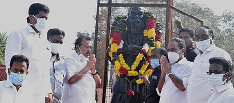 பெரியாா் நினைவு தினம்: அரசியல் கட்சியினா் மரியாதை