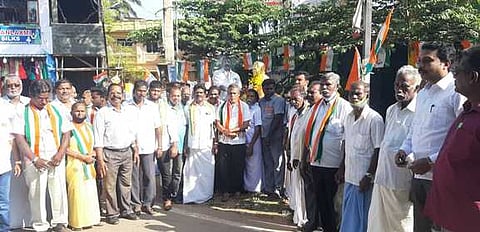 சிதம்பரநாதன் சிலைக்கு மாலை அணிவித்து மரியாதை செலுத்திய காங்கிரஸ் கட்சியினா்.