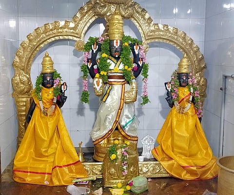 பட்டு வஸ்திர அலங்காரத்தில் பக்தர்களுக்கு அருள்பாலித்த சீதேவி பூதேவி சமேத ஸ்ரீ சென்றாயப்பெருமாள்.