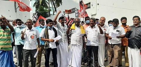 ஆா்ப்பாட்டத்தில் ஈடுபட்ட தொமுசவினா்.