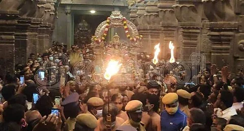 சிதம்பரம் தில்லை கோவிந்தராஜ பெருமாள் கோவிலில் வைகுண்ட ஏகாதசியை முன்னிட்டு பரமபத வாசல் வாசலில் எழுந்தருளிய பார்த்தசாரதி பெருமாள்.
