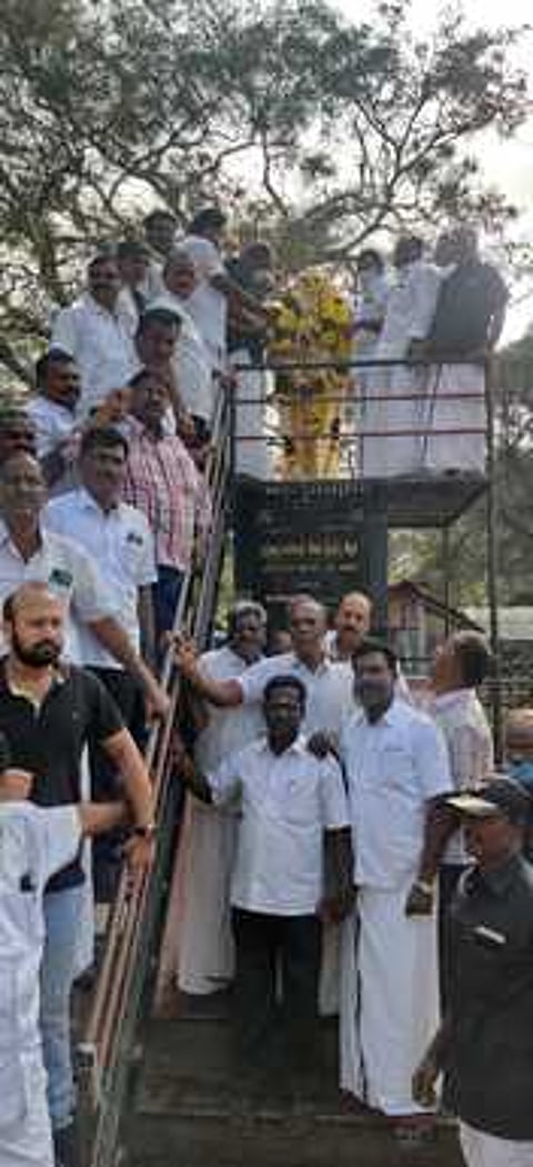 பென்னாகரத்தில் பெரியாா் சிலைக்கு மாலை அணிவித்த திமுக எம்எல்ஏ பி.என்.பி.இன்பசேகரன்.