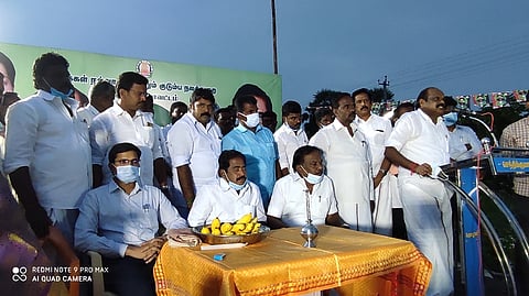 அம்மா மினி கிளினிக்கை திறந்துவைத்து பேசுகிறாா் மாநிலங்களவை உறுப்பினா் ஆா். வைத்திலிங்கம். உடன் ஆட்சியா் ம. கோவிந்தராவ், எம்எல்ஏக்கள் மா. கோவிந்தராசு, சி.வி. சேகா் உள்ளிட்டோா்.