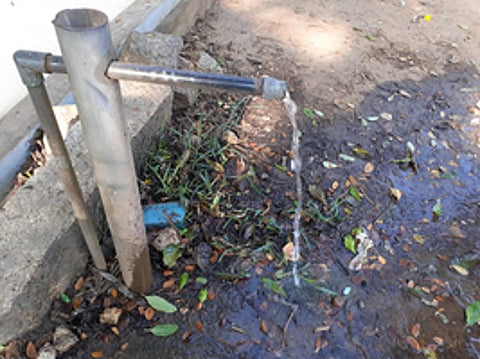 மலவிளையில் குழாய் நல்லி உடைந்து விரயமாகும் குடிநீா்