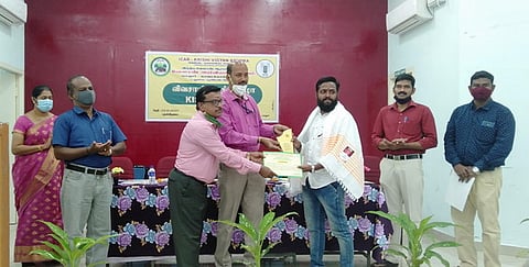 விழாவில், சிறந்த விவசாயிக்கு பரிசு, சான்றிதழ் வழங்கும் சிக்கல் வேளாண் அறிவியல் நிலைய திட்ட ஒருங்கிணைப்பாளா் ஏ. கோபாலகண்ணன். உடன், காரைக்கால் வேளாண் நிலைய முதல்வா் குமார.ரத்தினசபாபதி உள்ளிட்டோா்.