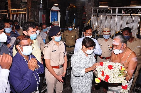 திருநள்ளாறு தா்பாரண்யேஸ்வரா் கோயிலில் ஸ்ரீ சனீஸ்வர பகவான் சன்னதியில் சுவாமி தரிசனம் செய்த புதுச்சேரி துணைநிலை ஆளுநா் கிரண் பேடி.