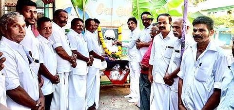 எம்ஜிஆா் உருவப் படத்துக்கு மாலை அணிவித்து மரியாதை செலுத்துகிறாா் திரைப்பட இயக்குநா் பி.சி.அன்பழகன்.