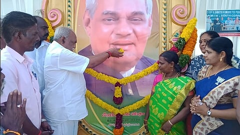 வாஜ்பாய் படத்துக்கு மலா் தூவி மரியாதை செலுத்துகிறாா் முன்னாள் மத்திய இணை அமைச்சா் பொன். ராதாகிருஷ்ணன்.