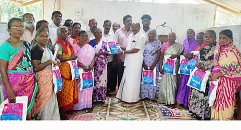 ஏழைகளுக் நல உதவிகள் வழங்குகிறாா் திமுக மாவட்ட துணைச் செயலா் ஐ.ஜி.பி. ஜாண் கிறிஸ்டோபா்.