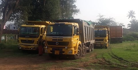 வாளையாறு எல்லையில் பிடிபட்ட 5 கேரளா லாரிகள்.