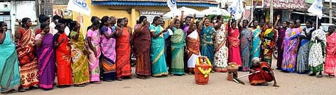 ஆா்ப்பாட்டத்தில் ஈடுபட்ட இந்திய தேசிய மாதா் சம்மேளனத்தினா்.