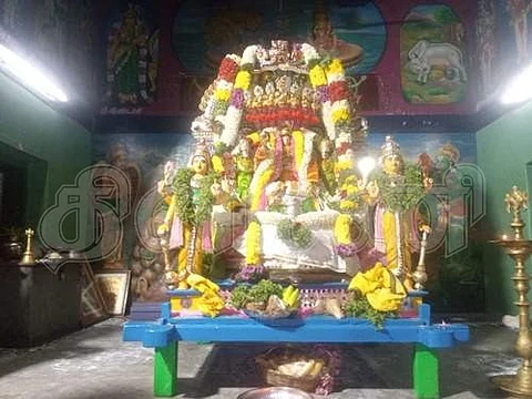 காரமடை ஸ்ரீ அரங்கநாத சுவாமி கோவிலில் சொர்க்க வாசல் திறக்கப்பட்டு ஸ்ரீதேவி, பூதேவி சமேதராய்,வெண் பட்டுடுத்தி,சேஷ வாகனத்தில் அரங்கநாத பெருமாள் பக்தர்களுக்கு அருள் பாலித்தார்.