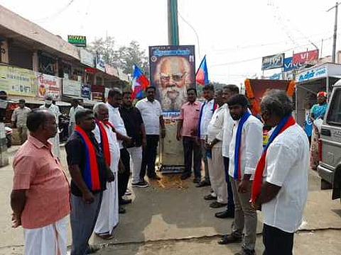 பெரியாரின் 42வது நினைவு தினத்திற்கு அஞ்சலி செலுத்தும் வி.சி.கவினா்.