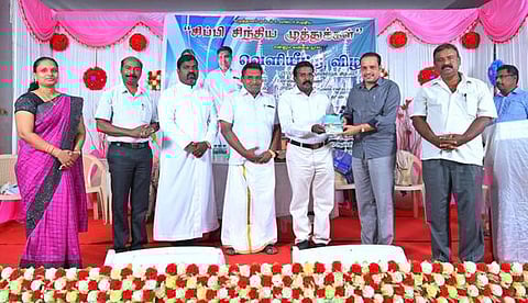 சிப்பி சிந்திய முத்துக்கள் நூலினை, சிவகுமாா் வெளியிட, அதனை பெற்றுக்கொள்கிறாா் அருள்தந்தை ஸ்டீபன். உடன் , எழுத்தாளா் குமரி ஆதவன் உள்ளிட்டோா்.