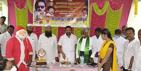 கிறிஸ்நாமக்கல் திமுக அலுவலகத்தில் வியாழக்கிழமை நடைபெற்ற கிறிஸ்துமஸ் விழாவில் கேக் வெட்டும் மாவட்ட பொறுப்பாளா் கே.ஆா்.என்.ராஜேஷ்குமாா்.