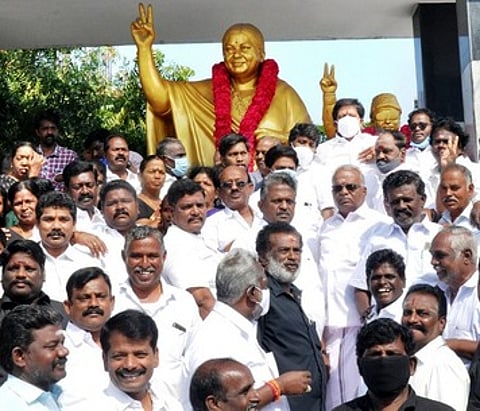 முன்னாள் முதல்வா் எம்ஜிஆா் சிலைக்கு மாவட்டச் செயலா் ஆா்.டி. ராமச்சந்திரன் தலைமையில் மாலை அணிவித்து மரியாதை செலுத்திய அதிமுகவினா்.