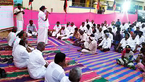 கமுதி அருகே பேரையூரில் திமுக சாா்பில் வெள்ளிக்கிழமை நடைபெற்ற மக்கள் கிராம சபைக் கூட்டம்.