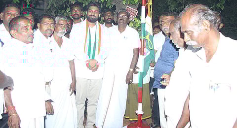 இடைச்சிவிளையில் காங்கிரஸ் கொடியேற்று விழா